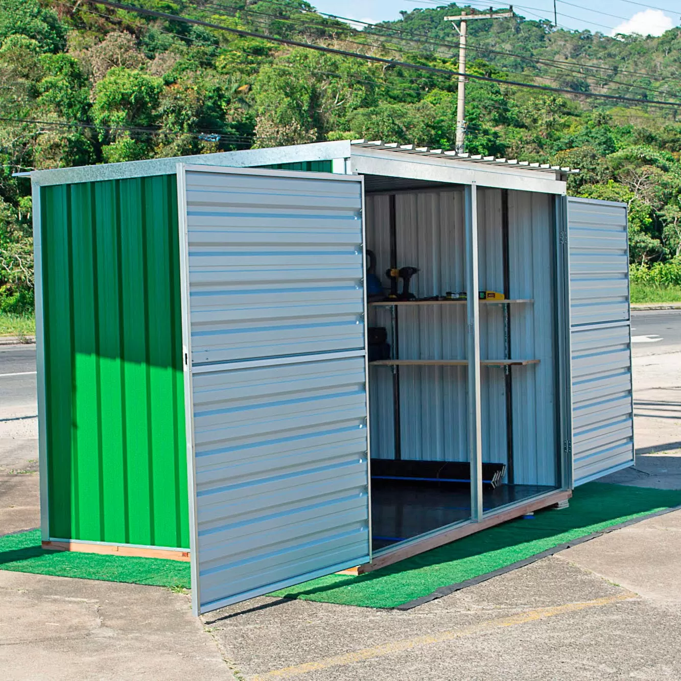 Depósito de Jardim Modelo 5 (Porta Pivotante). Podem ser instalados ganchos e prateleiras (não inclusos)