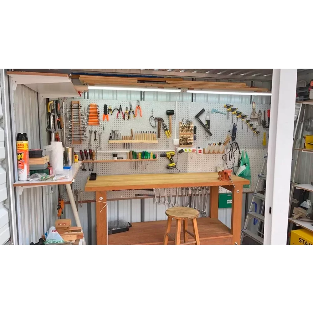 Depósito de Jardim Modelo 5 (Porta Pivotante). Podem ser instalados ganchos e prateleiras (não inclusos)