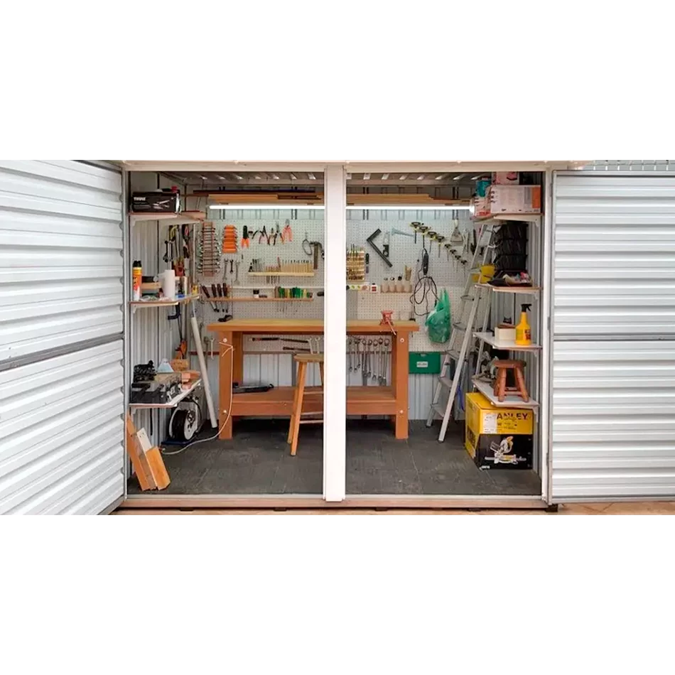 Depósito de Jardim Modelo 5 (Porta Pivotante). Podem ser instalados ganchos e prateleiras (não inclusos)